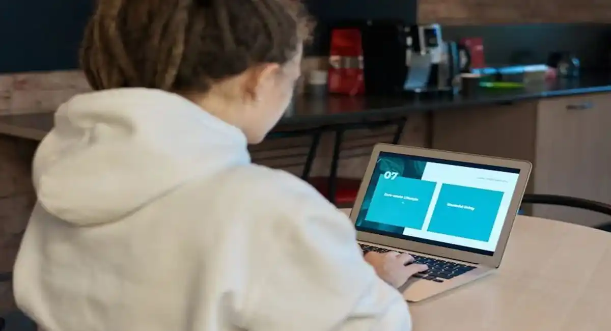 Grupo de alunos estudando inglês