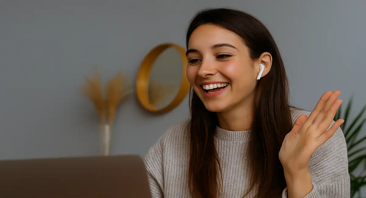 Pessoa sorrindo enquanto fala inglês com confiança em uma videochamada